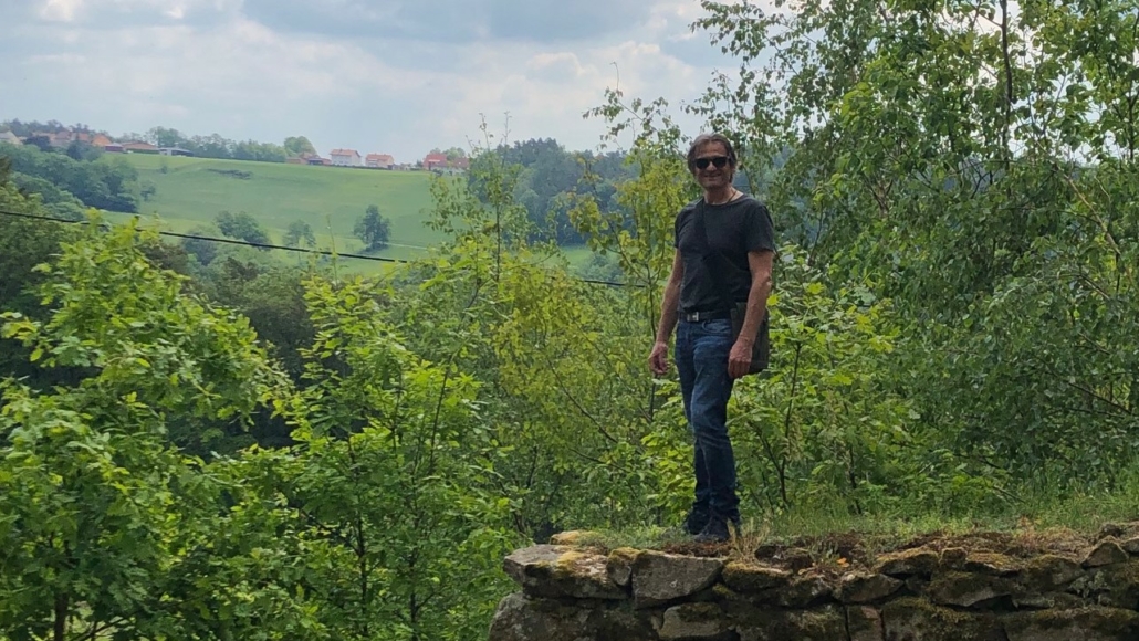 Winfried Hoffmann, an der Heunischenburg - inmitten der Natur – umgeben von der Energie des Waldes und der Pflanzen