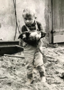 Winfried Hoffmann mit 4 Jahren auf dem Bauernhof,in liebevoller Umarmung seiner Lieblingskatze.